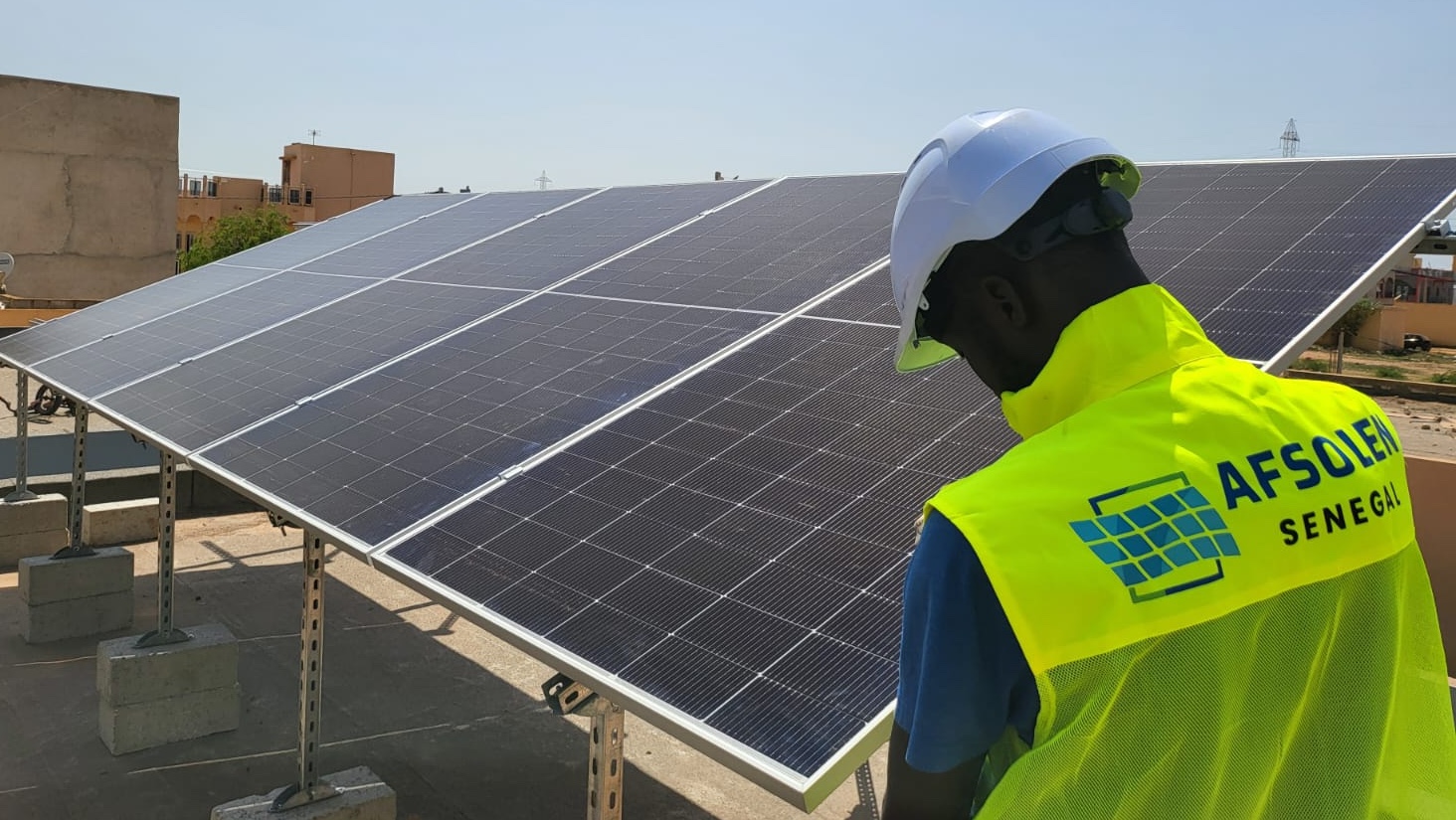 Panneaux solaires sur un toit africain